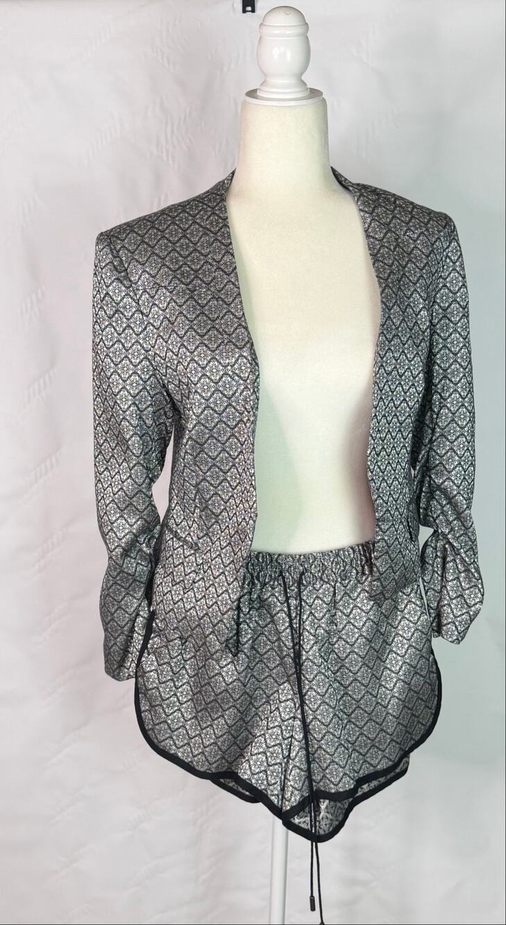 Victoria’s Secret Vintage 2 Piece Open Front Blazer (Size 6) W/
Shorts (Size XS)